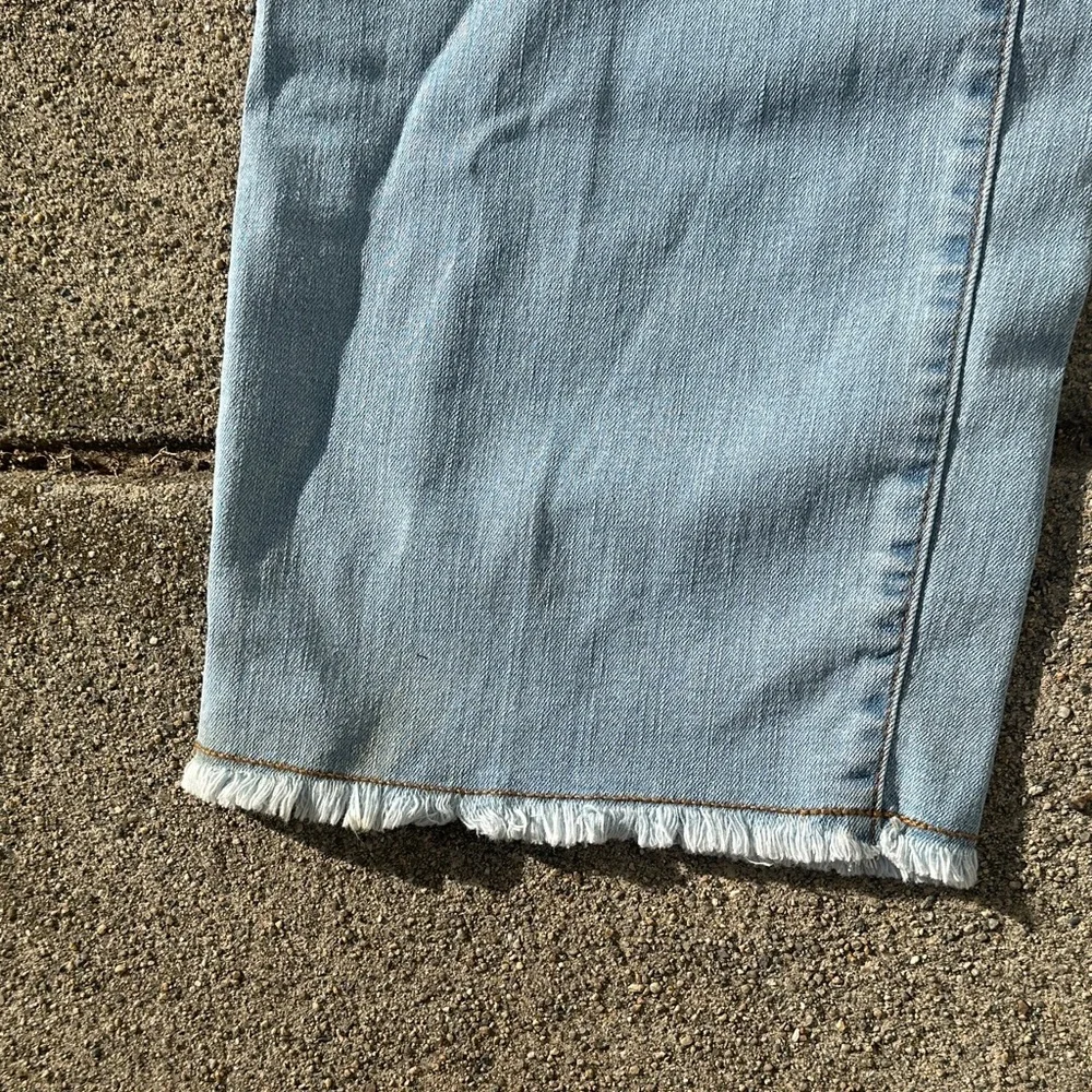 The Pioneer Woman Light Blue Cropped Jeans with Red Embroidery new w/tags XXL - Picture 7 of 12